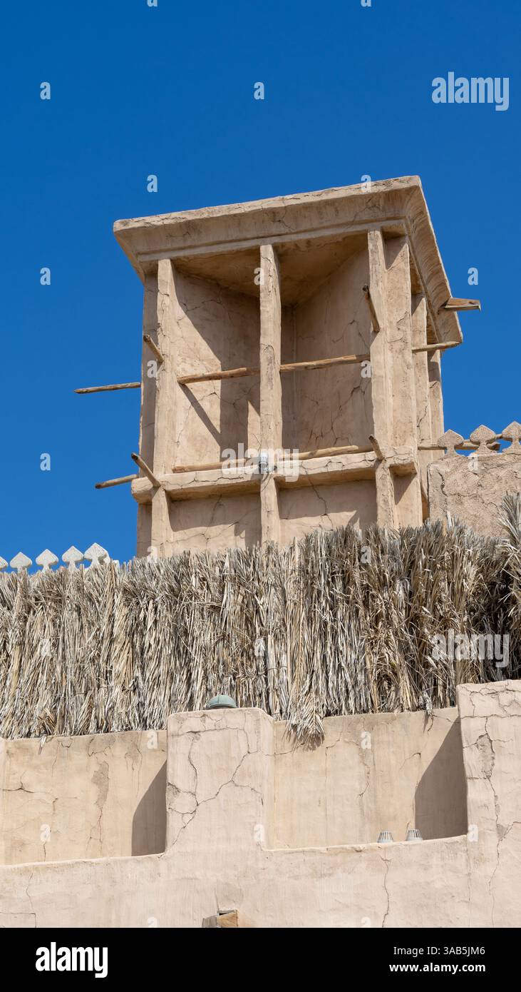 Maison avec coupe-vent, tour de vent ou boule de vent dans la vieille ville de Dubaï ou la ville ou le vieux village Al Seef Khor dans le quartier Al Fahidi, Émirats arabes Unis Banque D'Images
