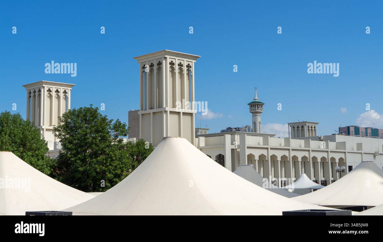 Maison avec coupe-vent, tour de vent ou boule de vent dans la ville de Dubaï dans le quartier Al Fahidi, Émirats arabes Unis. Banque D'Images