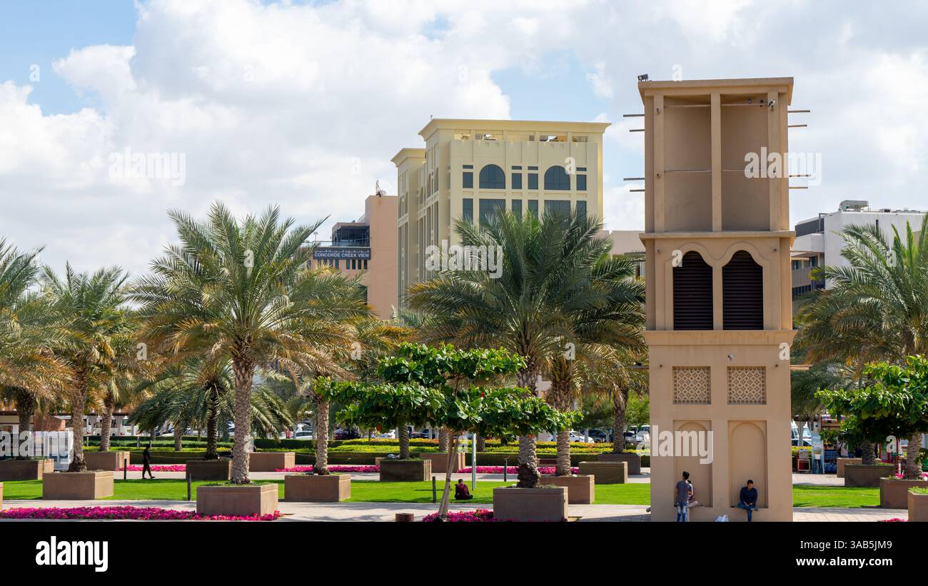 Maison avec coupe-vent, tour de vent ou boule de vent dans la ville de Dubaï dans le quartier Al Fahidi, Émirats arabes Unis. Image verticale. Banque D'Images