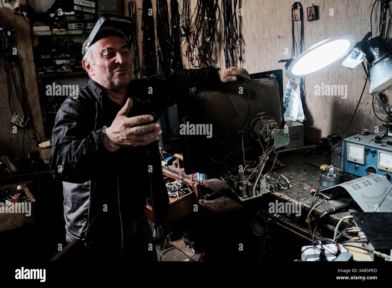 30 mai 2018 - Martvili, Géorgie - Un technicien de télévision répare de vieux tubes cathodiques, tubes cathodiques, téléviseurs dans son atelier de Martvili, Géorgie. (Crédit image : © Nir Alon via ZUMA Wire) Banque D'Images