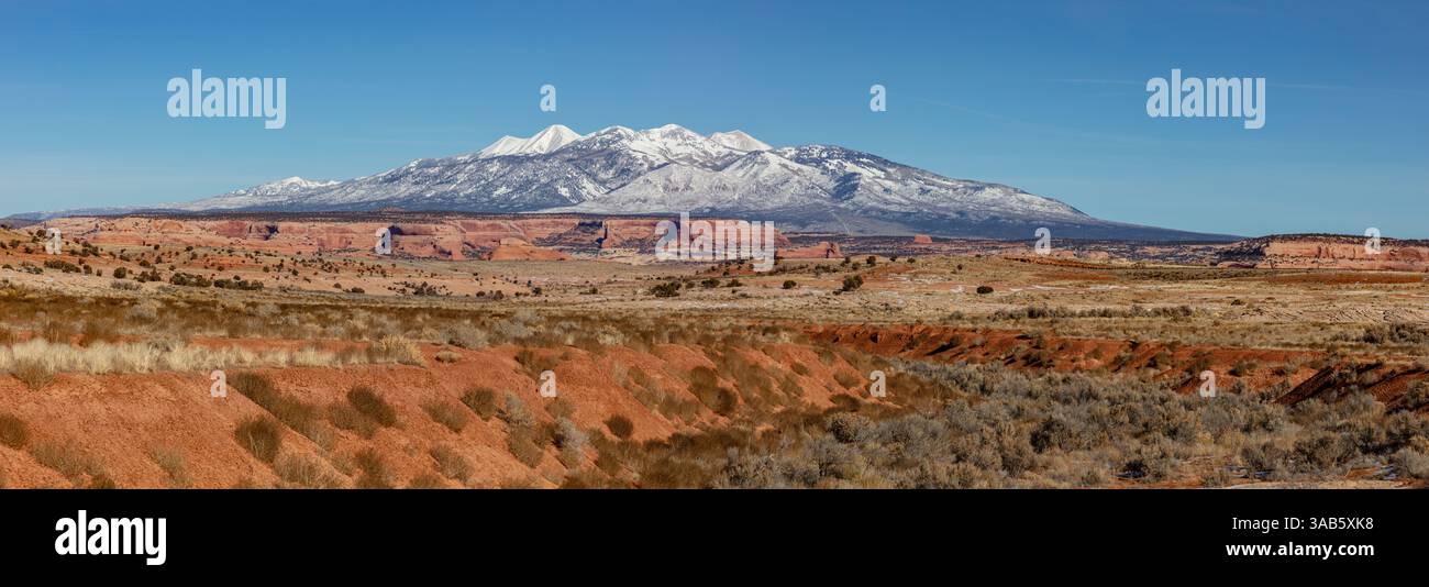 Les montagnes de la Sal recouvertes de neige s'élèvent au-dessus des falaises de grès orange au sud de Moab, Utah. Banque D'Images