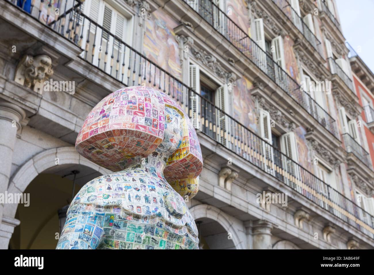 8 mai 2018 - Madrid, Communauté de Madrid, Espagne - Madrid, Espagne : 'la Menina postal' de l'artiste Luigi RodrÃ­guez devant la Casa de la PanaderÃ­a sur la Plaza Mayor. La sculpture fait partie de la « Galerie Meninas Madrid » en hommage à l'emblématique Meninas de VelÃ¡zquez. Le projet est organisé par la Mairie de Madrid et dirigé par l’artiste Antonio Azzato. (Crédit image : © Paul Gordon via ZUMA Wire) Banque D'Images