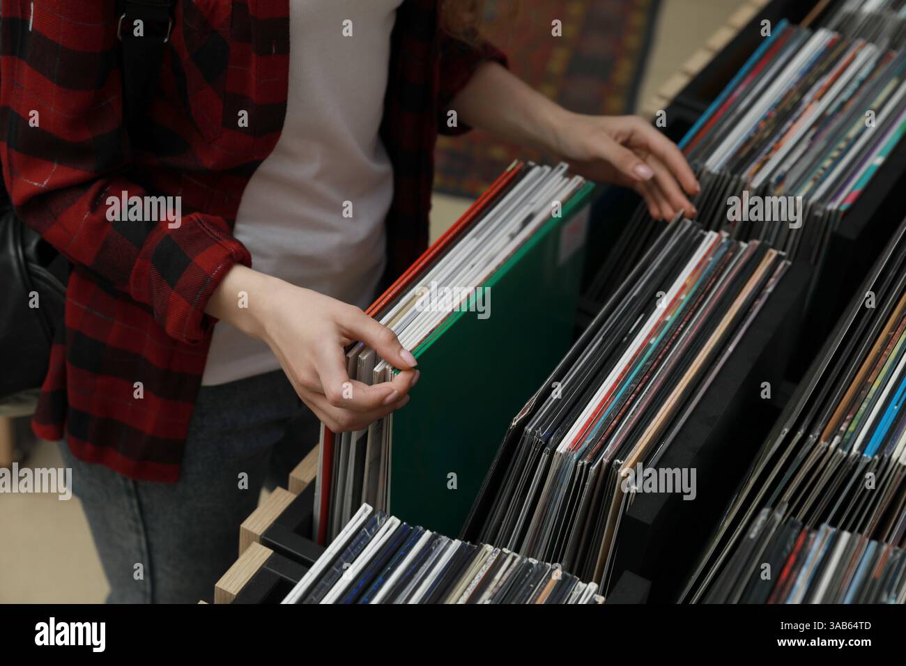 Femme choisissant des disques vinyle en magasin, gros plan Banque D'Images
