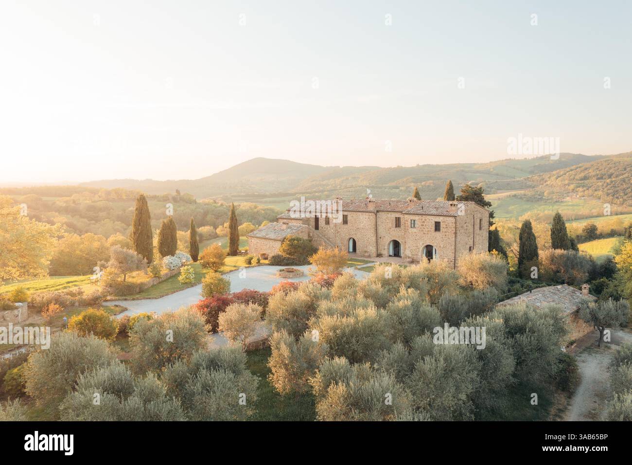 La villa toscane est baignée de lumière dorée, mettant en valeur la vie idyllique de la campagne italienne Banque D'Images