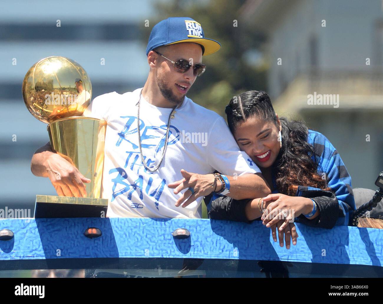 12 juin 2018 - Oakland, CA, États-Unis - Stephen Curry détient le trophée du championnat Larry O'Brien NBA alors que lui et sa femme Ayesha, Curry montent au sommet d'un bus pendant la parade du championnat des Golden State Warriors dans le centre-ville d'Oakland, Calif, le mardi 12 juin 2018. (Crédit image : © Doug Duran/TNS via ZUMA Wire) Banque D'Images