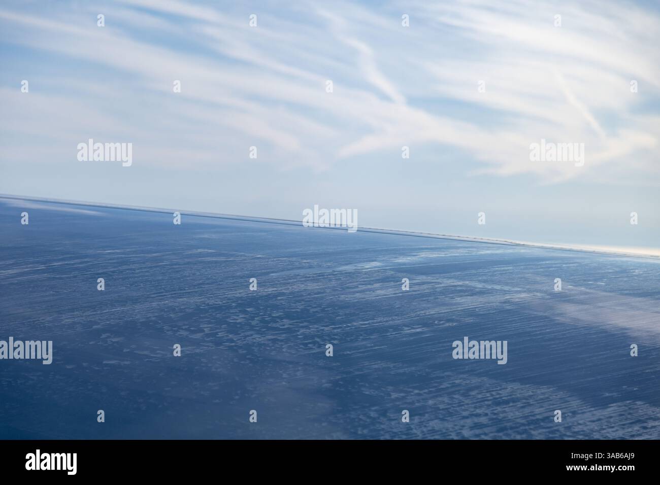 Bleu, le ciel et le premier plan bleu de l'aile de l'avion. Banque D'Images