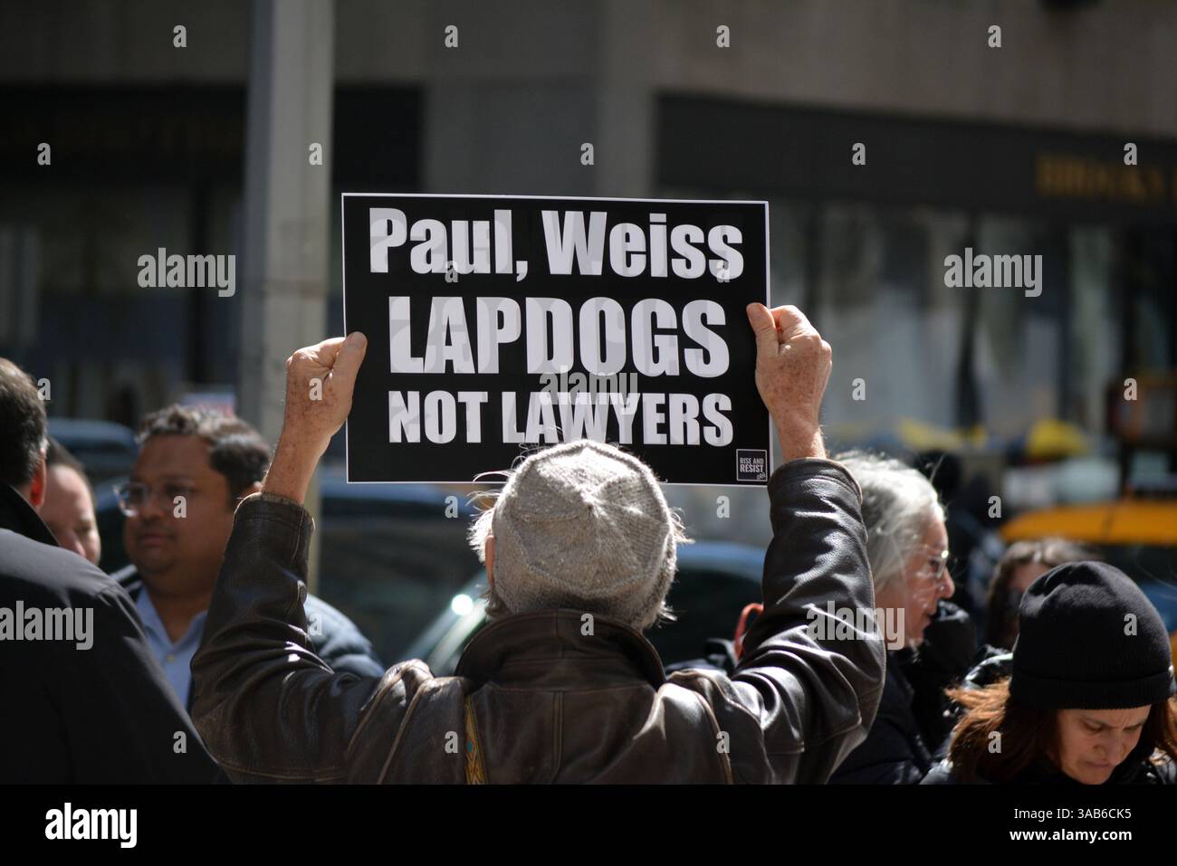 Manifestation devant le bureau de Manhattan de Paul Weiss après que le cabinet d’avocats a accepté de donner des services juridiques gratuits à l’administration Trump. Banque D'Images