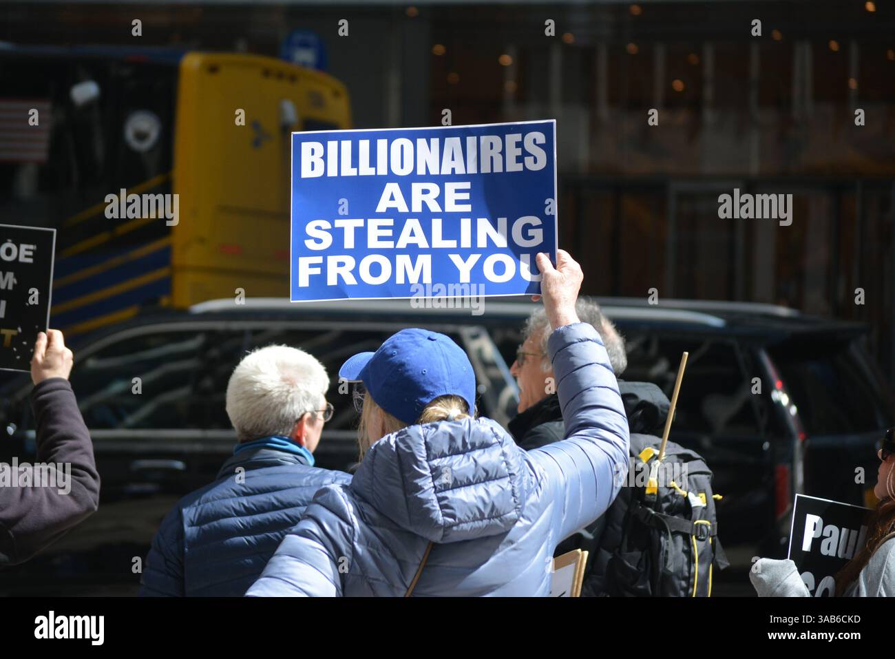 Manifestation devant le bureau de Manhattan de Paul Weiss après que le cabinet d’avocats a accepté de donner des services juridiques gratuits à l’administration Trump. Banque D'Images