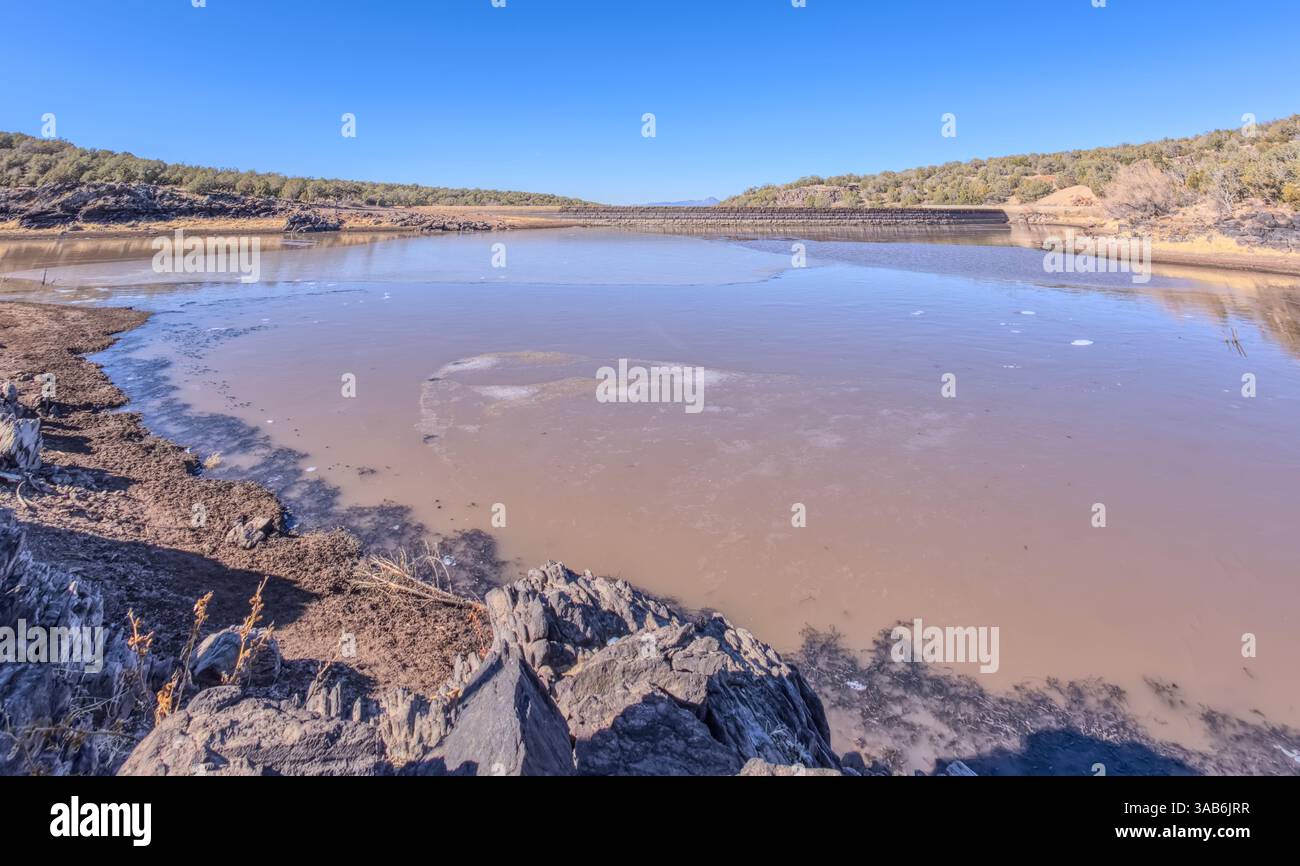 Vue depuis la rive du lac Stone Dam dans la forêt nationale de Kaibab près de Ash Fork Arizona. Banque D'Images