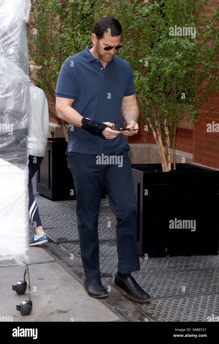 8 mai 2018 - New York, New York, États-Unis - Adam Dell, spécialiste du capital-risque, envoie des SMS et se promène à Soho le 8 mai 2018 à New York (crédit image : © John Sheene/Ace Pictures via ZUMA Press) Banque D'Images