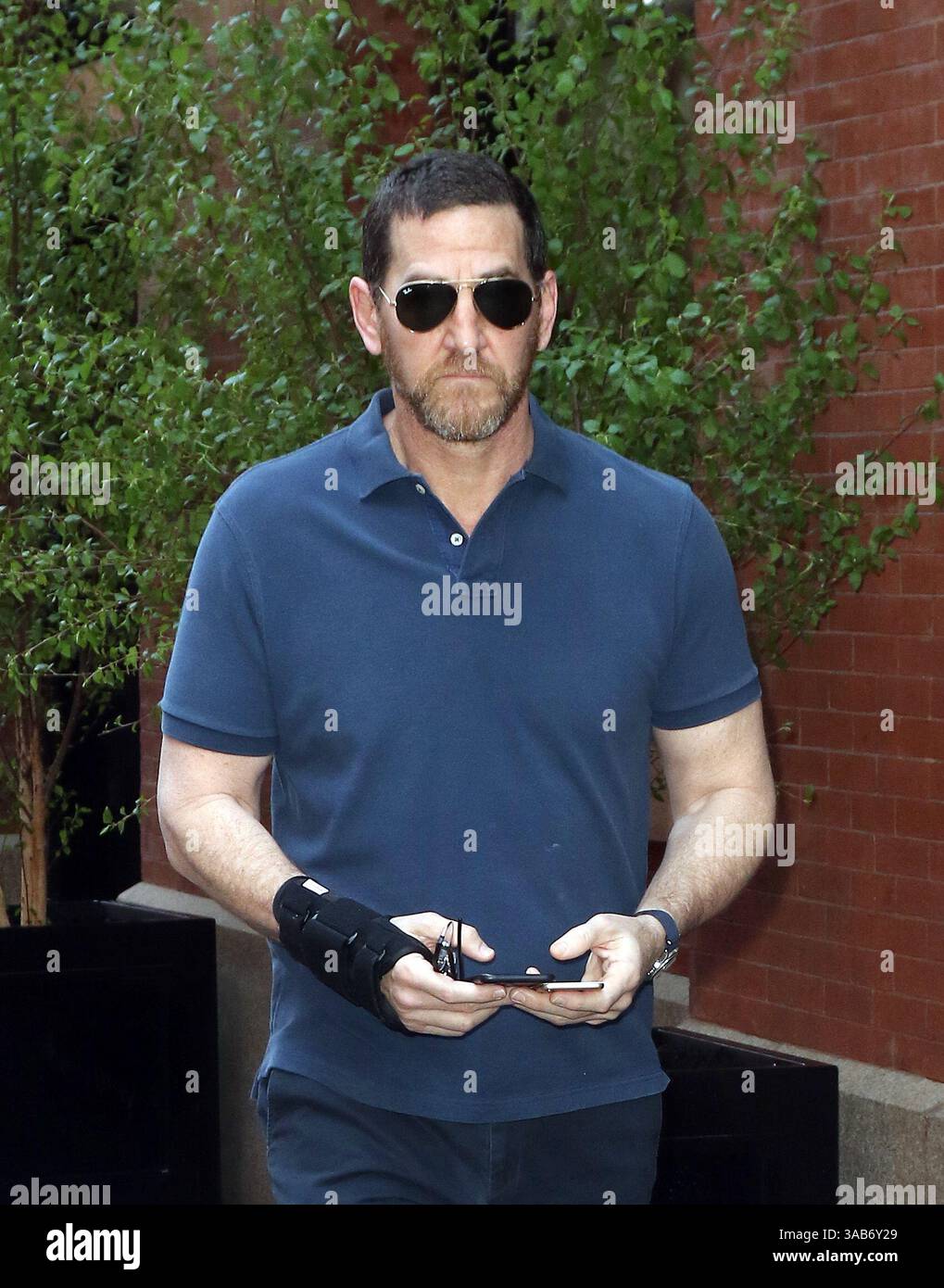 8 mai 2018 - New York, New York, États-Unis - Adam Dell, spécialiste du capital-risque, envoie des SMS et se promène à Soho le 8 mai 2018 à New York (crédit image : © John Sheene/Ace Pictures via ZUMA Press) Banque D'Images