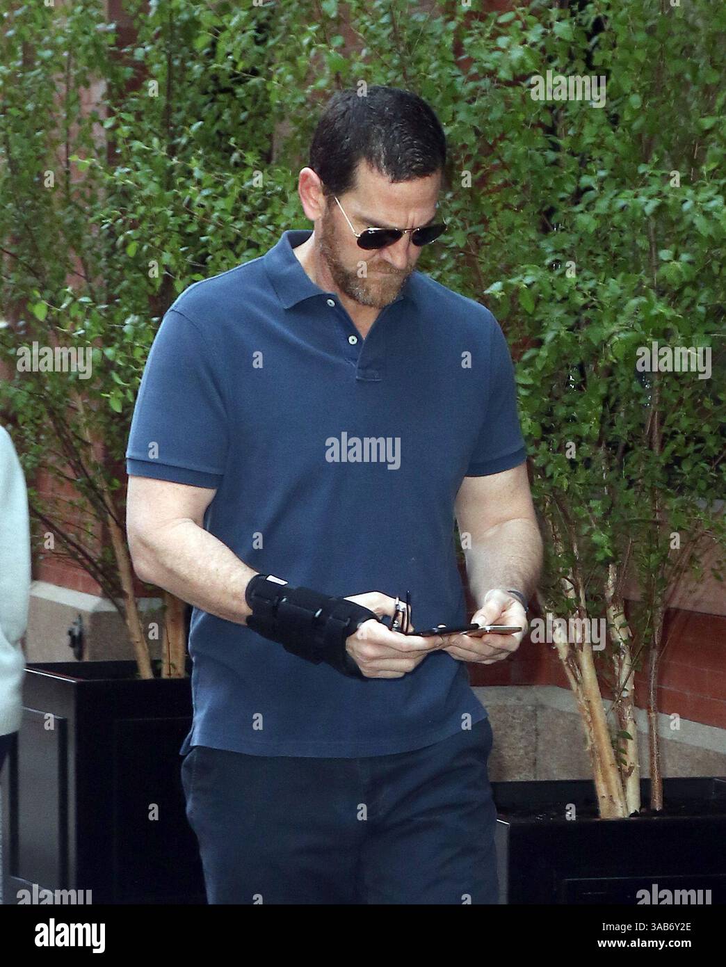 8 mai 2018 - New York, New York, États-Unis - Adam Dell, spécialiste du capital-risque, envoie des SMS et se promène à Soho le 8 mai 2018 à New York (crédit image : © John Sheene/Ace Pictures via ZUMA Press) Banque D'Images