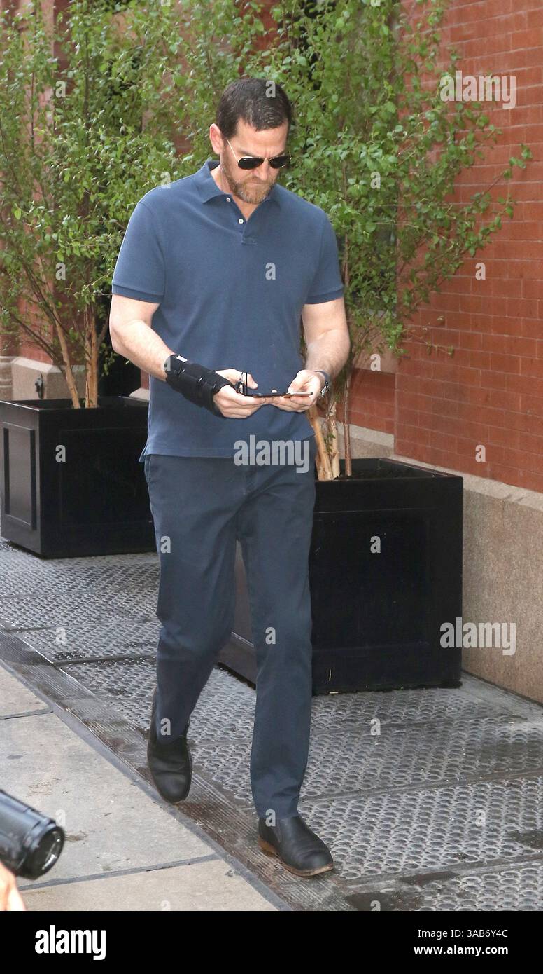 8 mai 2018 - New York, New York, États-Unis - Adam Dell, spécialiste du capital-risque, envoie des SMS et se promène à Soho le 8 mai 2018 à New York (crédit image : © John Sheene/Ace Pictures via ZUMA Press) Banque D'Images