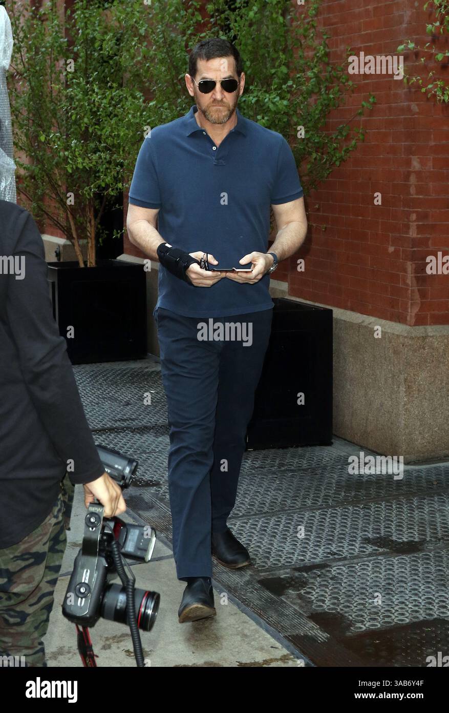 8 mai 2018 - New York, New York, États-Unis - Adam Dell, spécialiste du capital-risque, envoie des SMS et se promène à Soho le 8 mai 2018 à New York (crédit image : © John Sheene/Ace Pictures via ZUMA Press) Banque D'Images