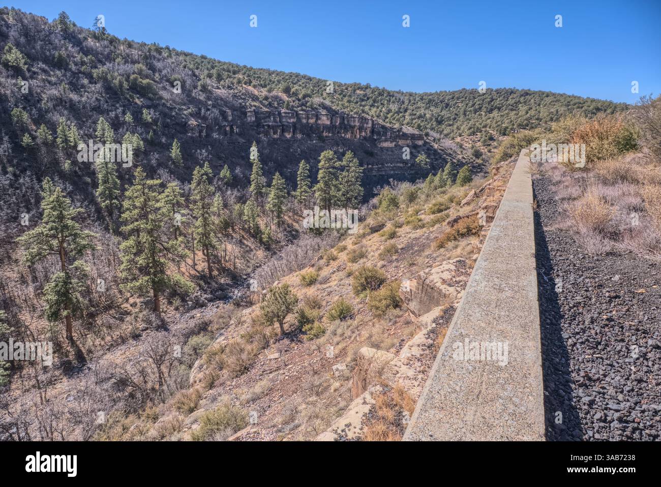 Un mur de soutènement en béton soutenant la pente du Johnson Canyon Railroad. Le chemin de fer fait faillite et est abandonné en 1959. La terre fait maintenant partie de Banque D'Images