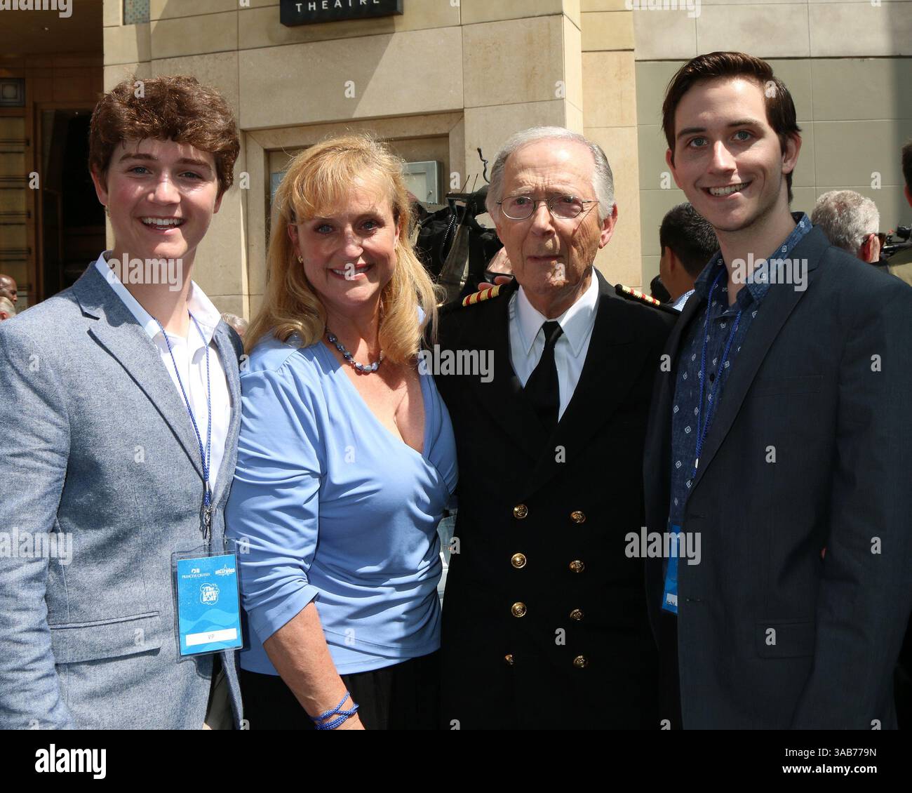 10 mai 2018 - Los Angeles, CA, États-Unis - LOS ANGELES - 10 MAI : Joshua Kopell, Catrina Kopell, Bernie Kopell, Aleander Kopell au Princess Cruises reçoivent une plaque d'étoile honorifique en tant qu'ami du Hollywood Walk of Fame au Dolby Theater le 10 mai 2018 à Los Angeles, CA (crédit image : © Kathy Hutchins via ZUMA Wire) Banque D'Images