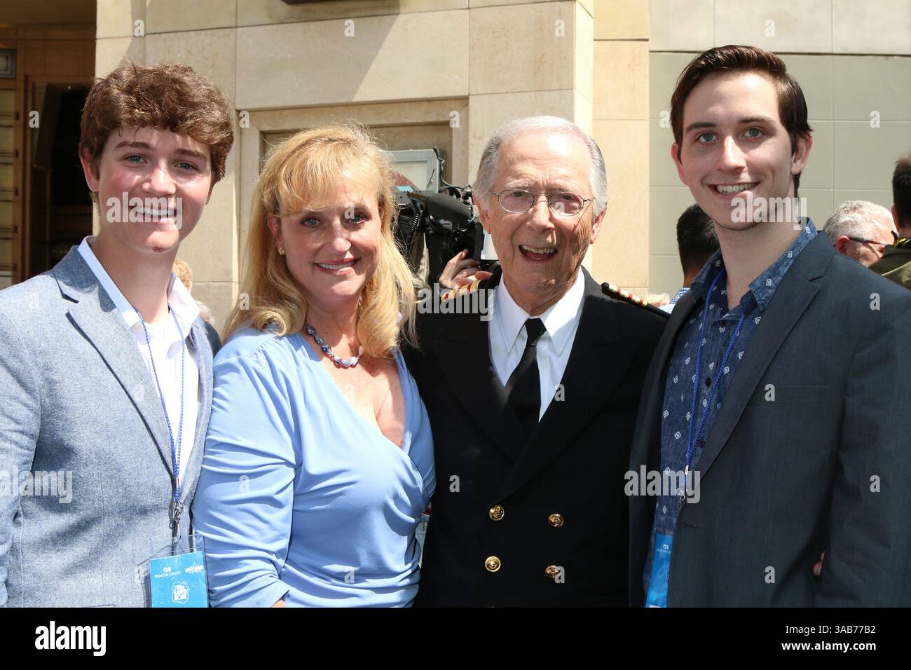 10 mai 2018 - Los Angeles, CA, États-Unis - LOS ANGELES - 10 MAI : Joshua Kopell, Catrina Kopell, Bernie Kopell, Aleander Kopell au Princess Cruises reçoivent une plaque d'étoile honorifique en tant qu'ami du Hollywood Walk of Fame au Dolby Theater le 10 mai 2018 à Los Angeles, CA (crédit image : © Kathy Hutchins via ZUMA Wire) Banque D'Images