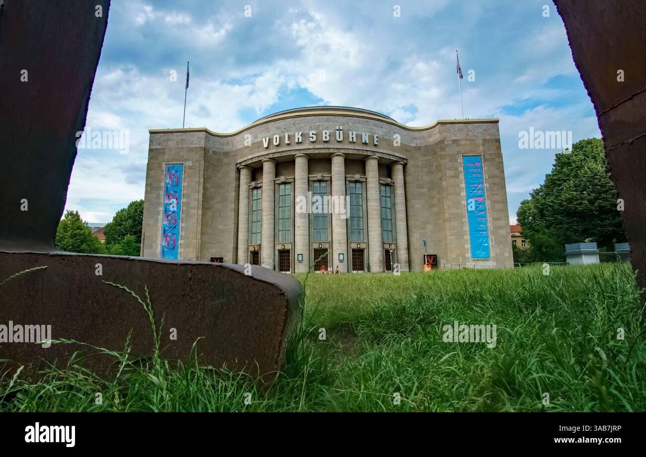 Vue de face du théâtre historique Volksbühne à Berlin-Mitte, en Allemagne, un monument culturel et architectural majeur de la capitale allemande. Banque D'Images
