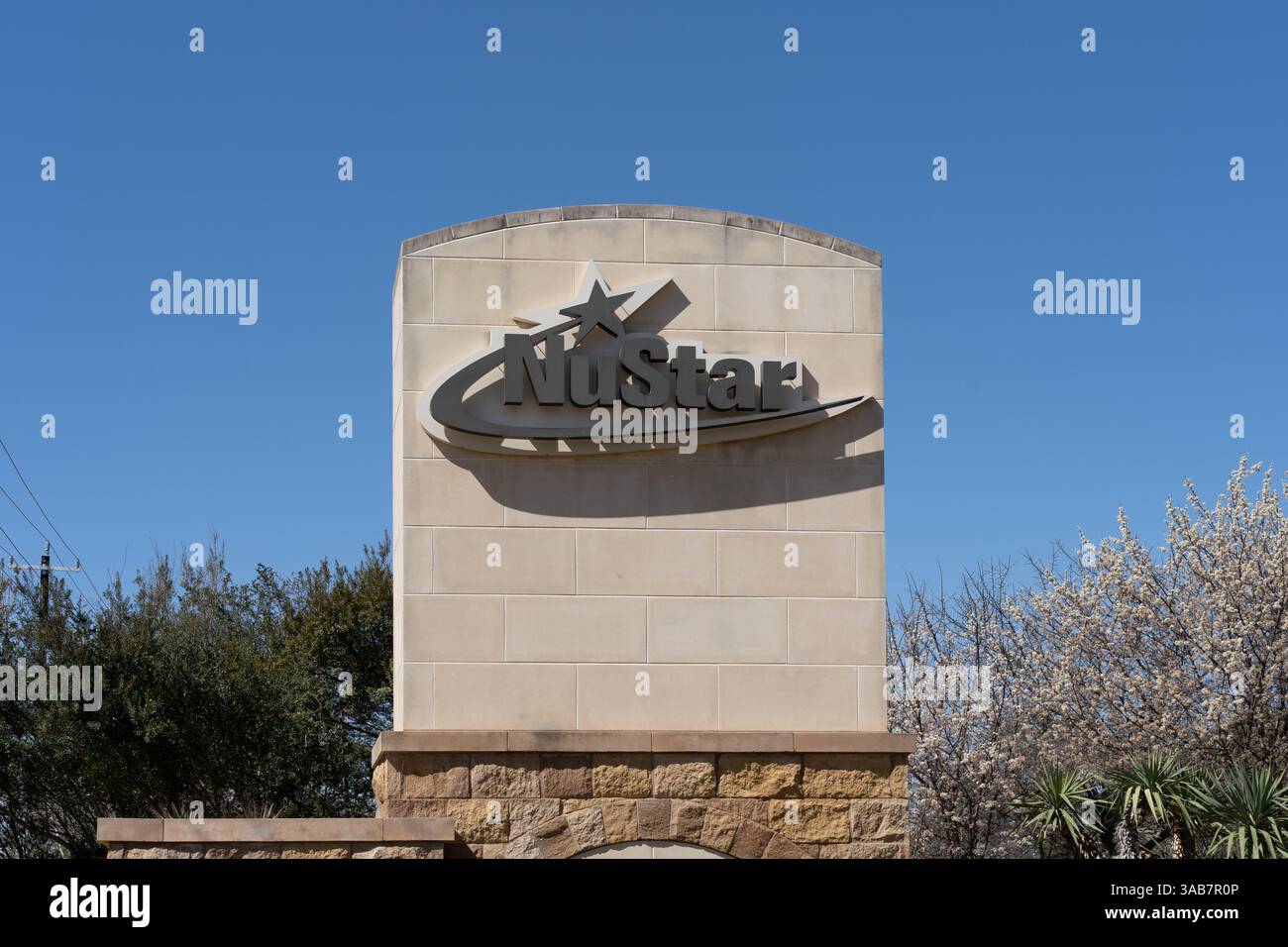 San Antonio, TX, États-Unis - 16 mars 2022 : logo NuStar à son siège social à San Antonio, TX, États-Unis. Banque D'Images