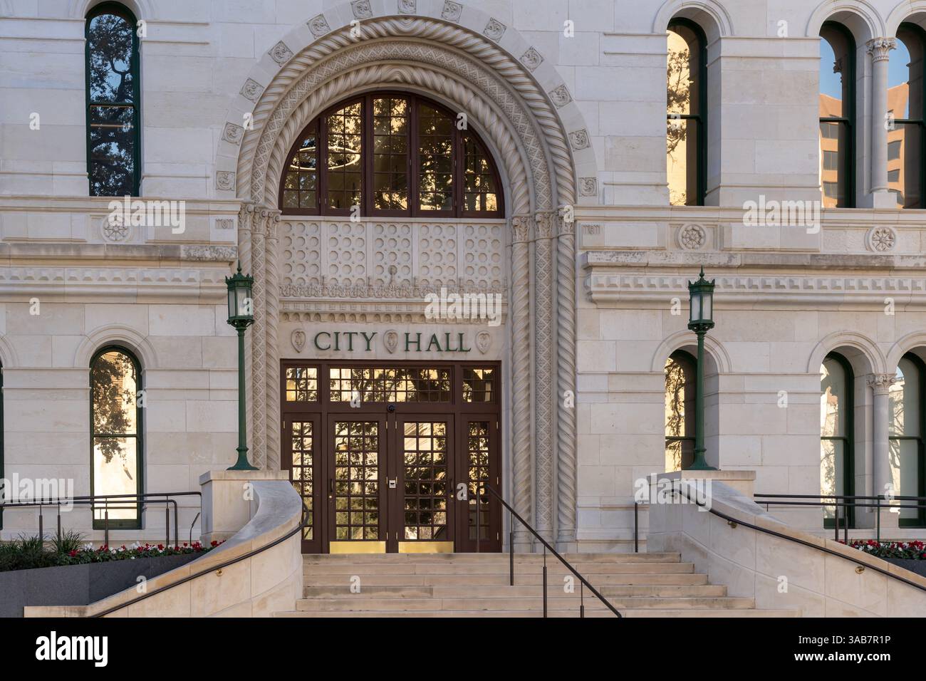L'entrée de l'hôtel de ville de San Antonio. San Antonio est la deuxième plus grande ville du Texas, USA, le 16 mars 2022 Banque D'Images