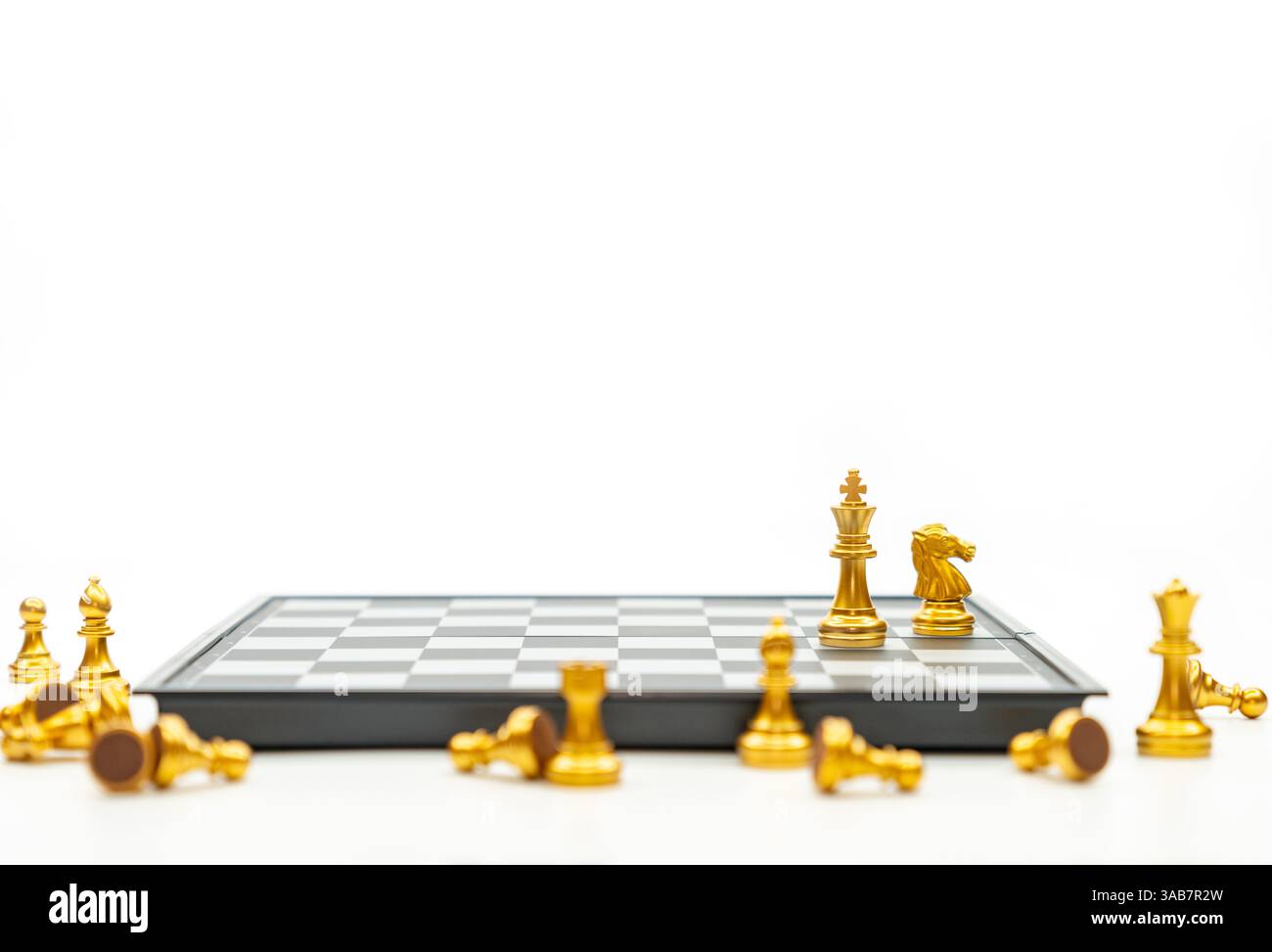 Les échecs avec stratégique de lutte pour la victoire jusqu'à ce que vous trouviez le chemin du succès sur fond blanc. Copier l'espace. Banque D'Images