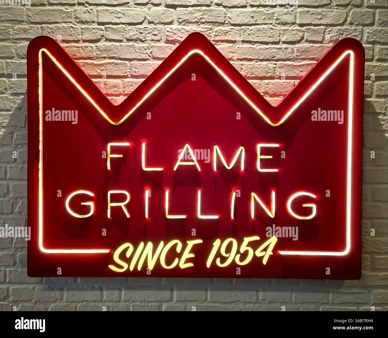 Un signe Flame griller depuis 1954 dans un restaurant Burger King à Jakarta, Indonésie. Banque D'Images