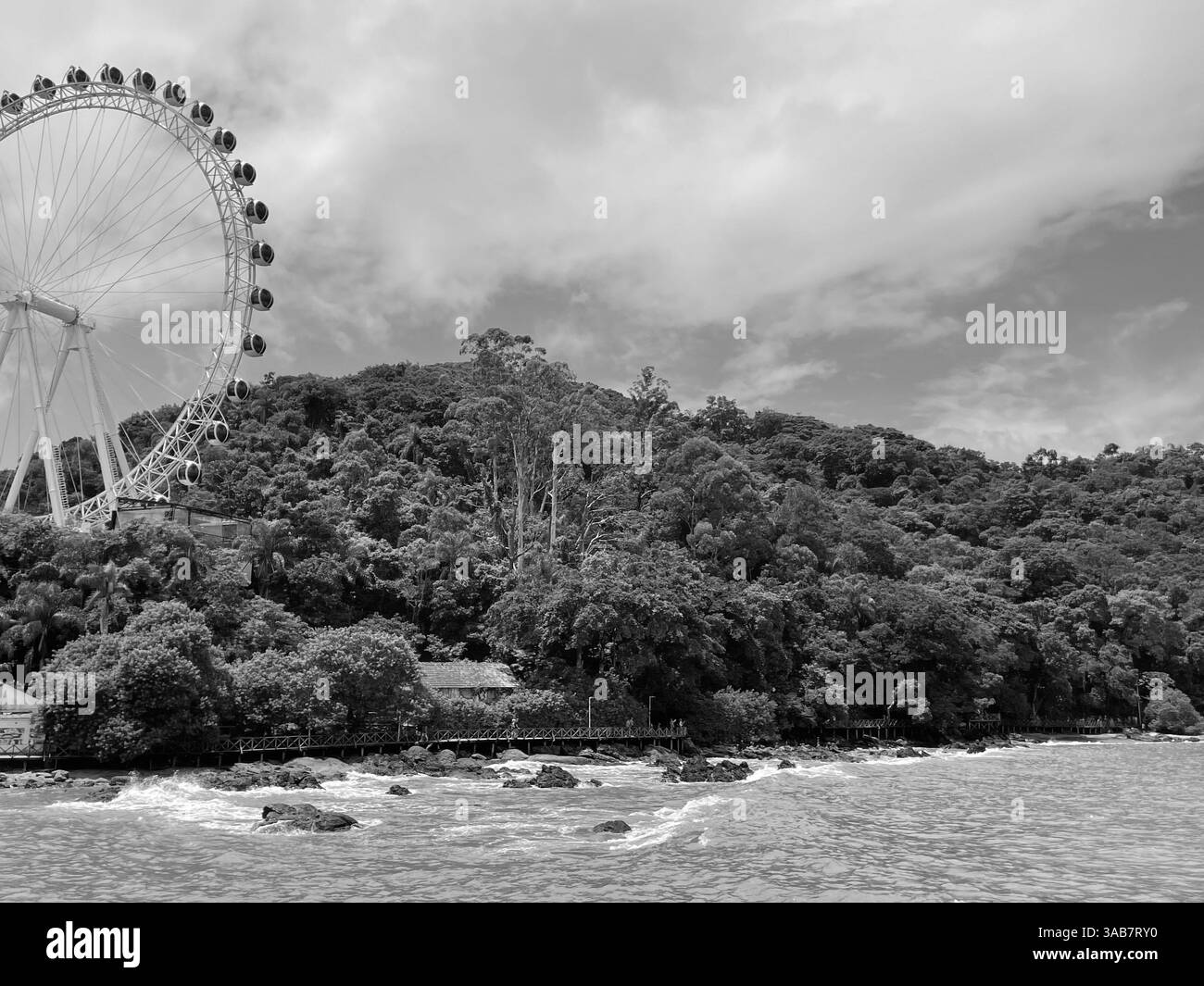 Vue en noir et blanc de la Grande roue de Colombie-Britannique à Balneário Camboriú, Brésil. Banque D'Images