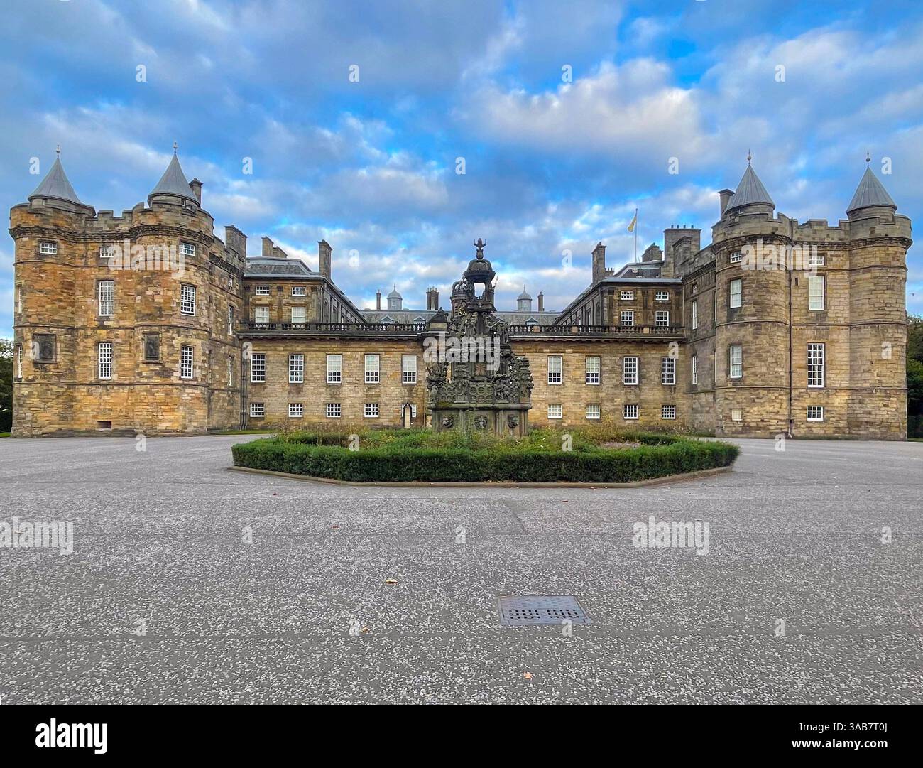 Le palais de Holyroodhouse à Édimbourg, en Écosse, sous un ciel bleu nuageux. Banque D'Images