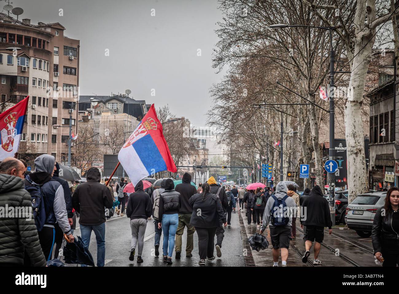 BELGRADE, SERBIE - 15 MARS 2025 : grande foule sur la place Trg Slavija en manifestation de masse contre le gouvernement serbe, dans le cadre de Krvave su vam ruke, Pumpaj o Banque D'Images
