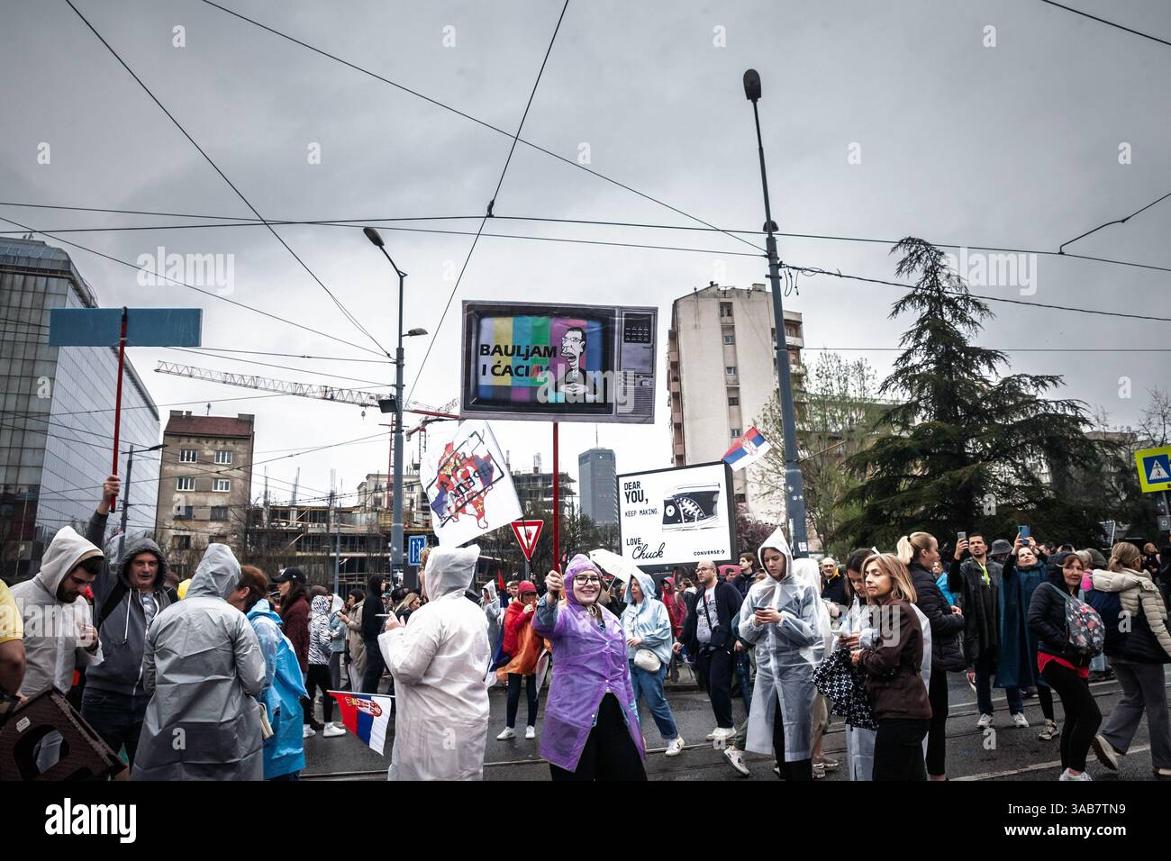 BELGRADE, SERBIE - 15 MARS 2025 : grande foule sur la place Trg Slavija en manifestation de masse contre le gouvernement serbe, dans le cadre de Krvave su vam ruke, Pumpaj o Banque D'Images
