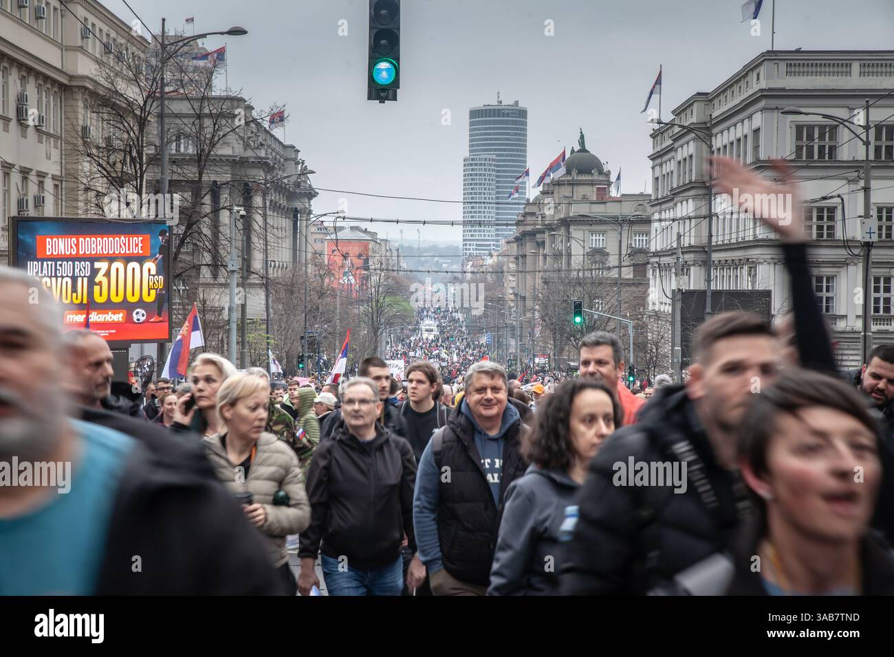 BELGRADE, SERBIE - 15 MARS 2025 : grande foule dans la rue Kneza Milosa en manifestation de masse contre le gouvernement serbe, dans le quartier Krvave su vam Ruke, Pumpaj Banque D'Images