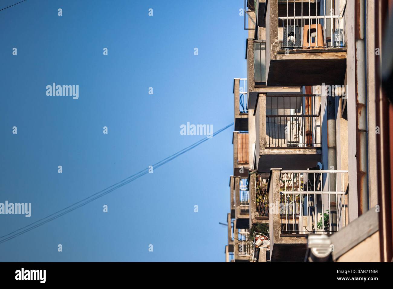 Balcons sur un immeuble résidentiel brutaliste typique de l'ère communiste, reflétant l'architecture urbaine socialiste et le style de logement. Banque D'Images