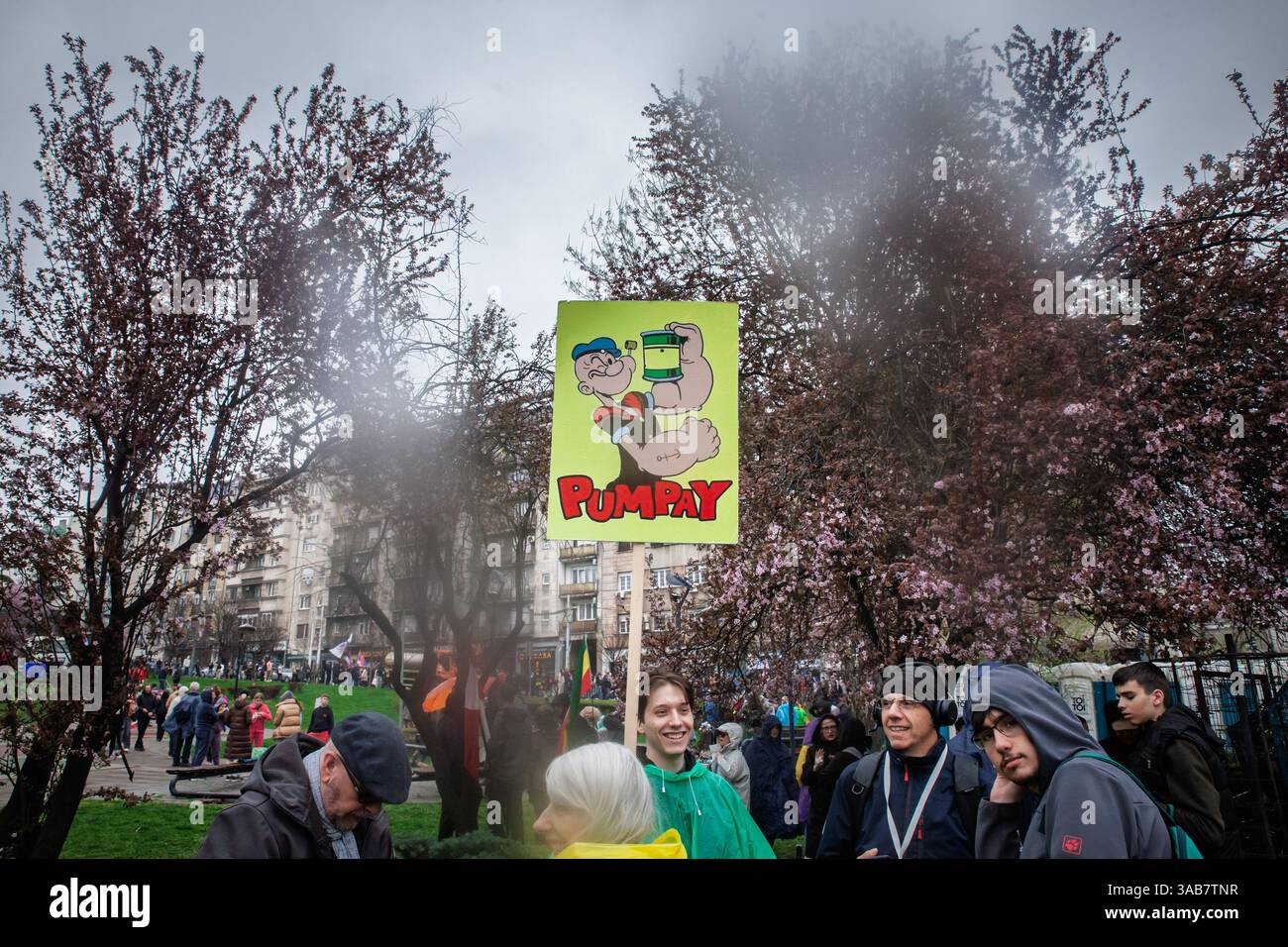 BELGRADE, SERBIE - 15 MARS 2025 : manifestants sur la place Slavija à Belgrade contre le gouvernement de Vucic, tenant des slogans humoristiques Pumpaj (Dinstaj) insp Banque D'Images