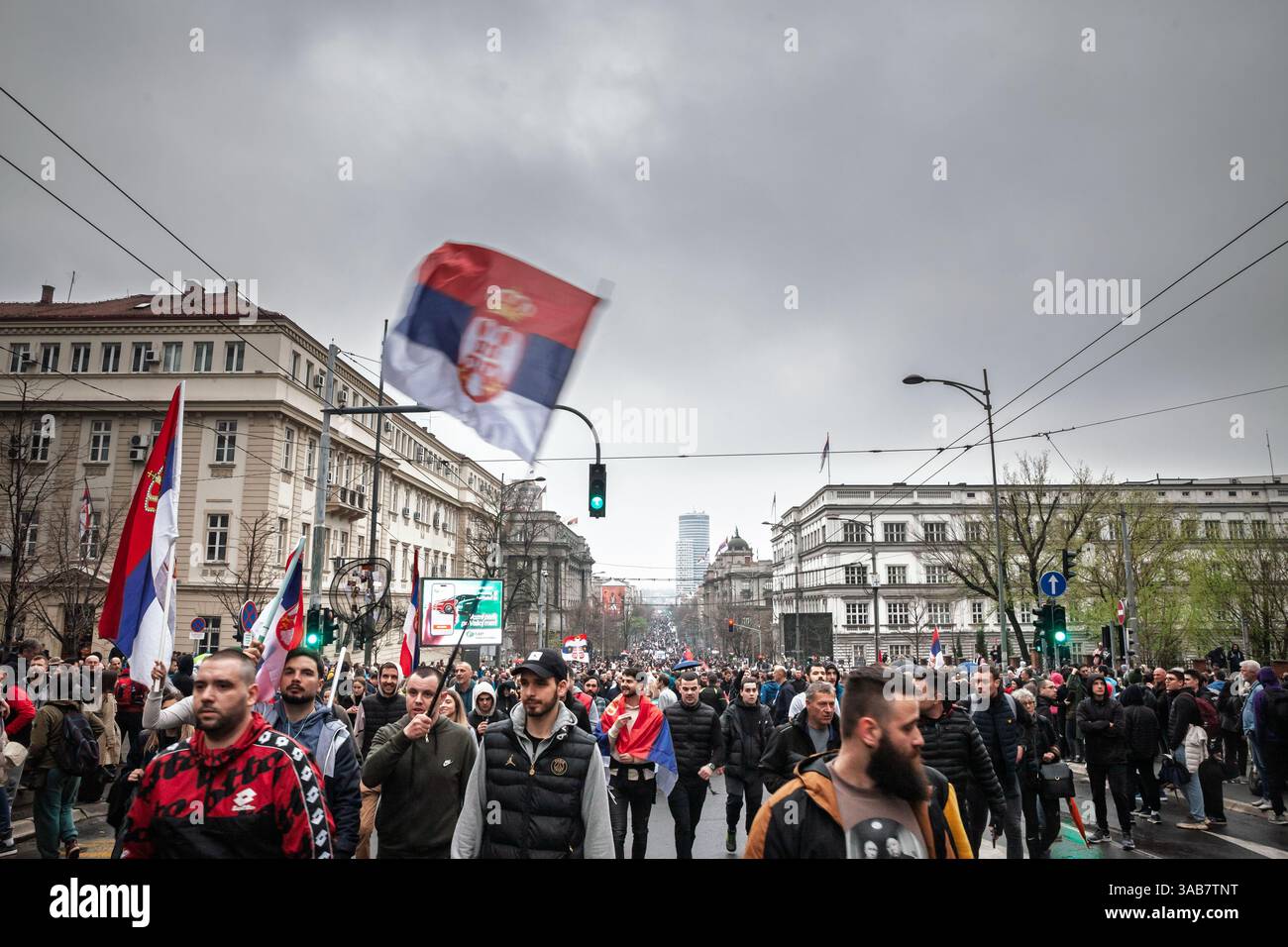 BELGRADE, SERBIE - 15 MARS 2025 : grande foule dans la rue Kneza Milosa en manifestation de masse contre le gouvernement serbe, dans le quartier Krvave su vam Ruke, Pumpaj Banque D'Images
