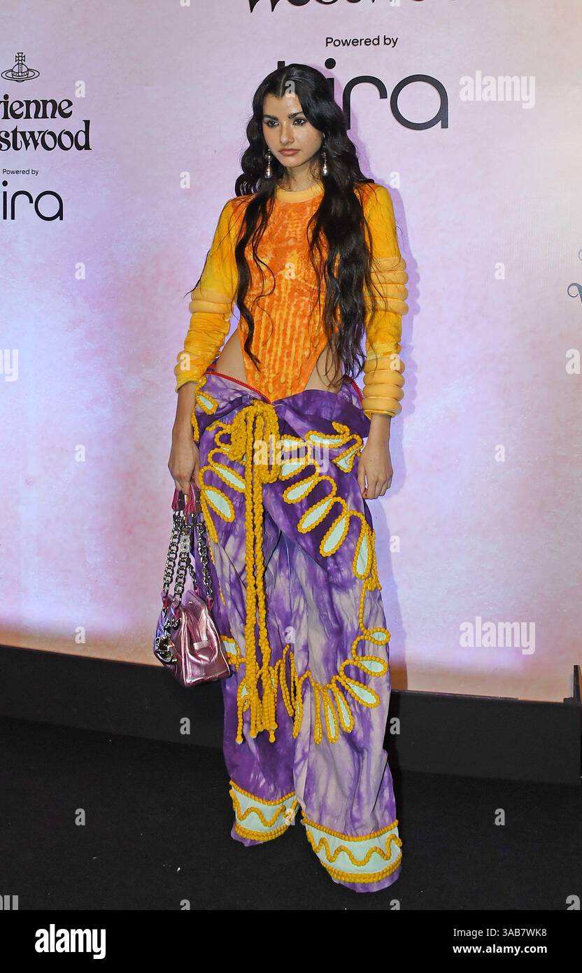 Mumbai, Inde. 01st Apr, 2025. L'actrice et mannequin indienne Ayesha Kanga pose pour une photo alors qu'elle arrive pour un défilé de mode à Mumbai. Crédit : SOPA images Limited/Alamy Live News Banque D'Images