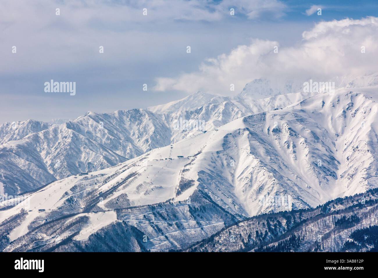 Sommets montagneux couverts de neige. Paysage alpin Banque D'Images