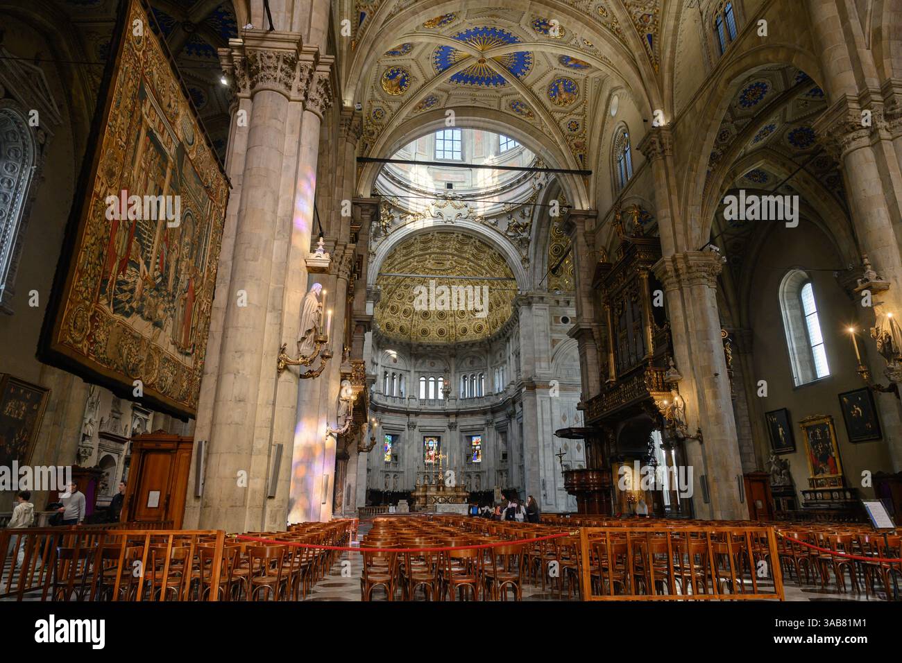 Intérieur de la cathédrale de Côme (Cattedrale di Santa Maria Assunta Duomo di Como) – Côme, Italie – 05 mars 2025 Banque D'Images