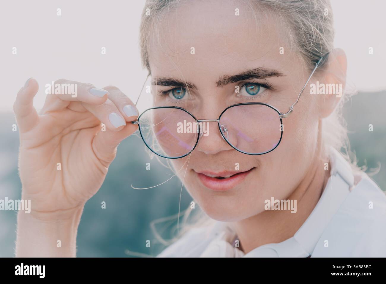 Femme lunettes Portrait souriant gros plan en plein air Banque D'Images