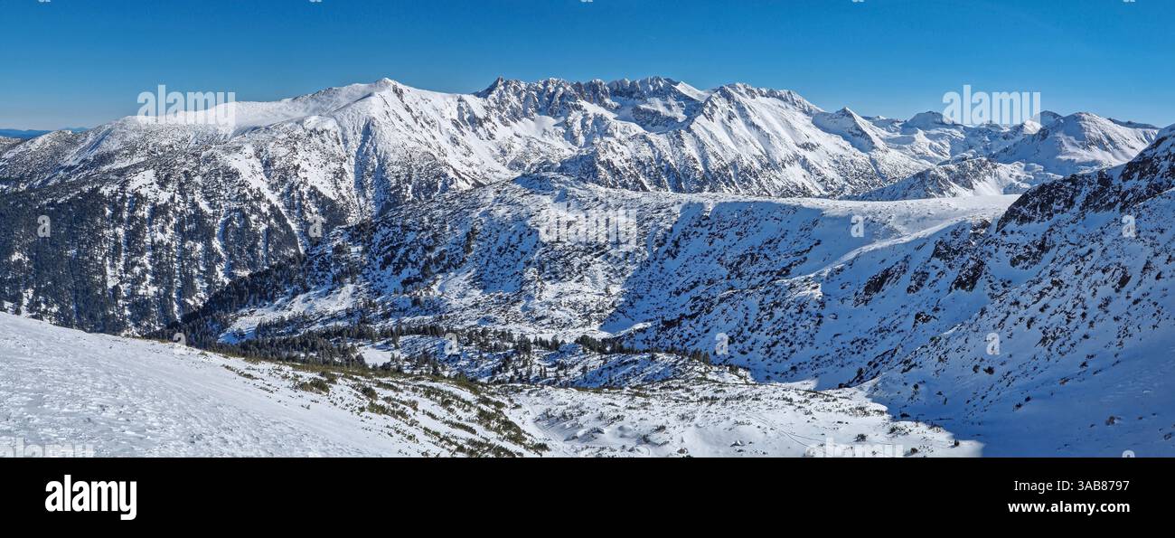 Majestueuse vue panoramique sur les montagnes des balkans. Crête des pics rocheux couverte de neige en Bulgarie - Image de stock capturée avec un smartphone