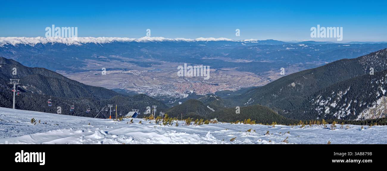 Vue panoramique sur la belle ville de Bansko vu au bas des sommets de montagne Pirin - Image de stock capturée avec un smartphone