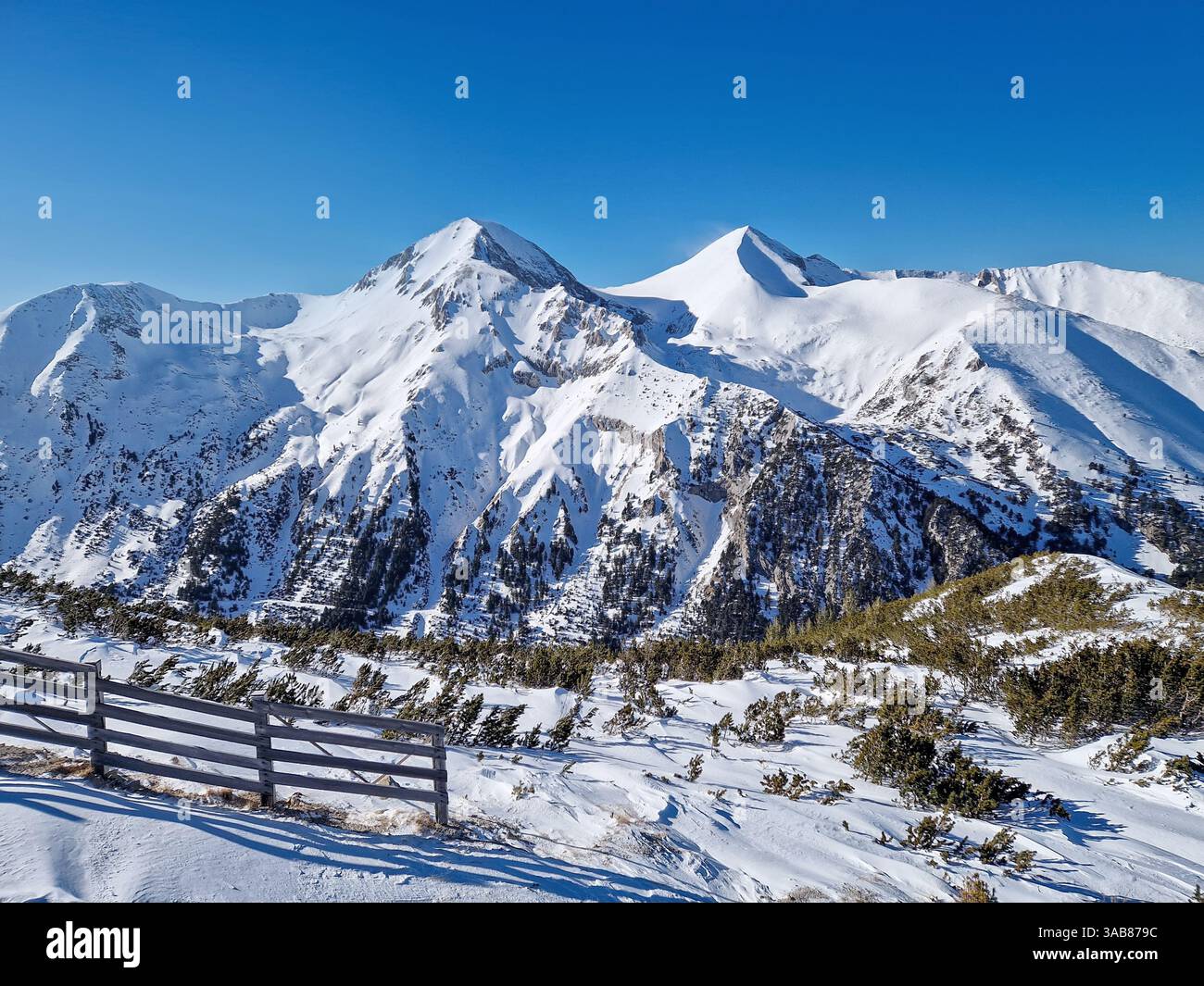 Les sommets des montagnes de Pirin sont couverts de neige. Paysage hivernal à la station de ski de Bansko en Bulgarie - Image de stock capturée avec un smartphone