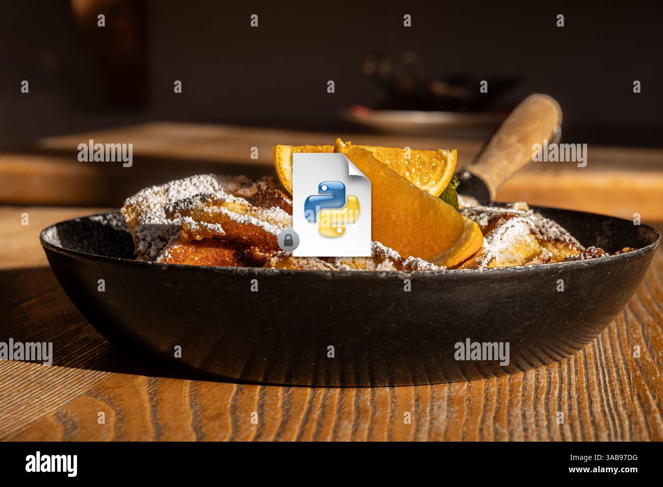 Portion de Kaiserschmarrn autrichien, une crêpe râpée, saupoudrée de sucre en poudre et accompagnée de tranches d'orange fraîches dans une poêle en fonte. Banque D'Images