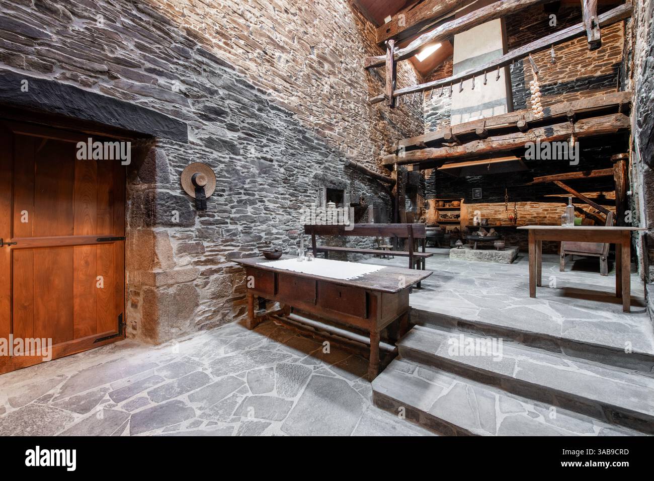 Une cuisine rustique authentique avec des murs en pierre et des poutres en bois dans une maison de campagne historique à Lugo, en Espagne, avec des meubles vintage et traditiona Banque D'Images