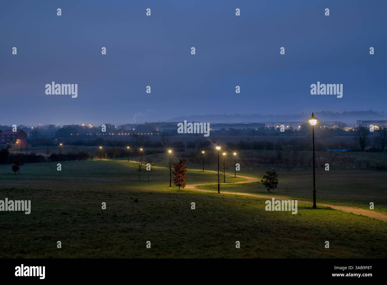 Espace vert du parc Longford à l'aube en mars. Banbury, Oxfordshire, Angleterre Banque D'Images