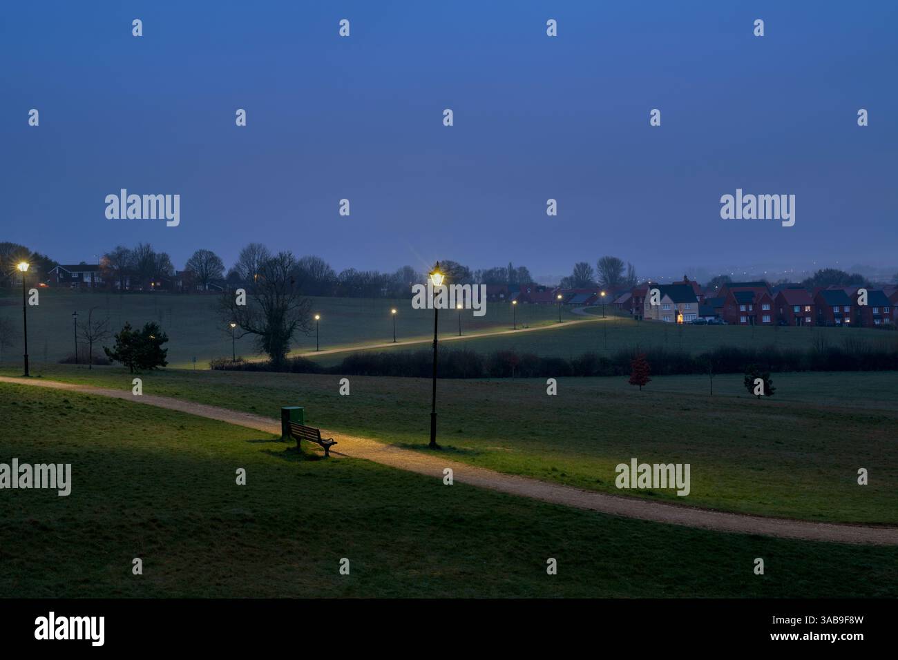 Espace vert du parc Longford à l'aube en mars. Banbury, Oxfordshire, Angleterre Banque D'Images