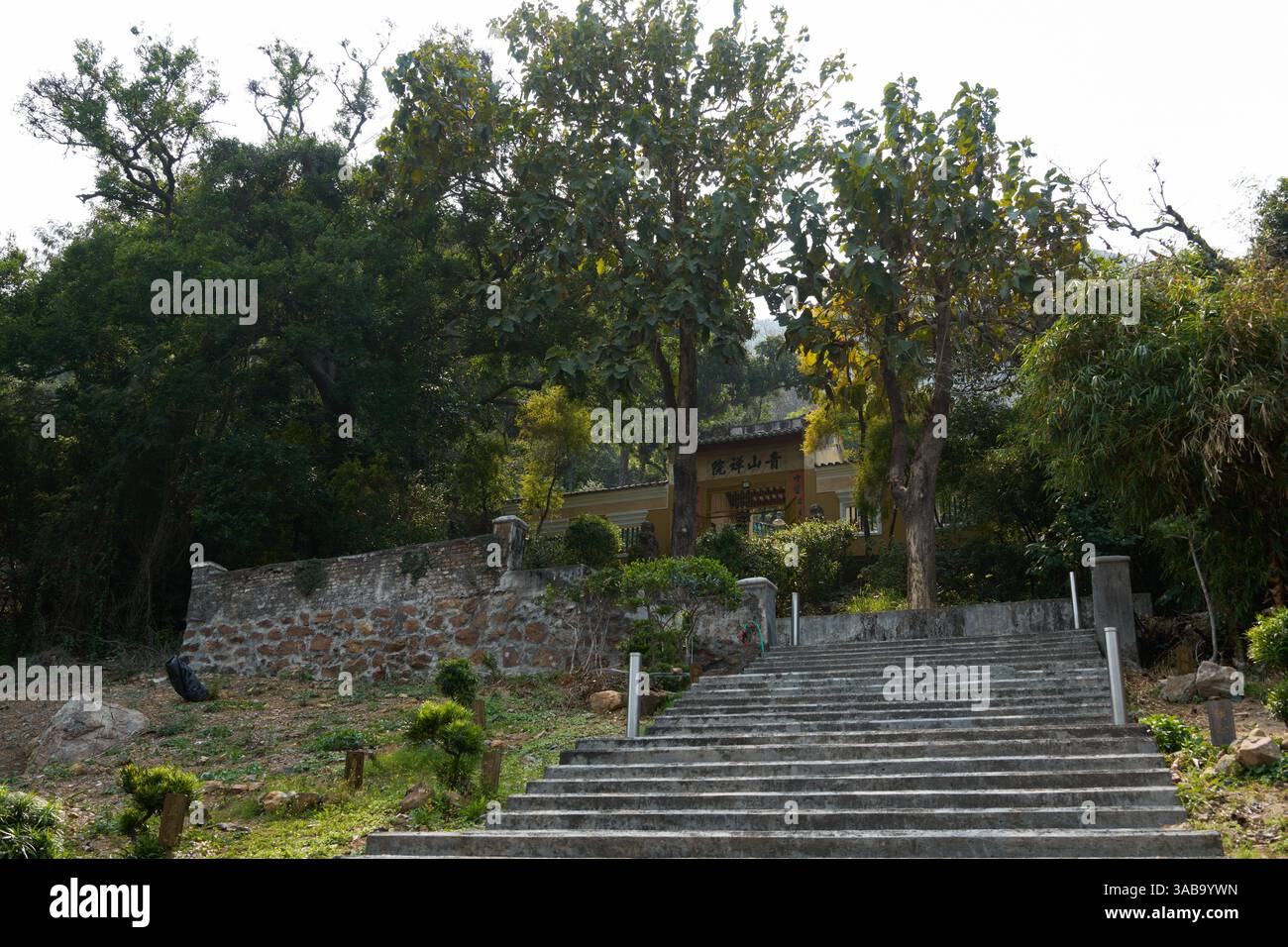 Vue de l'entrée du monastère de Tsing Shan. Tuen Mun, Hong Kong ; avril 2025. Banque D'Images