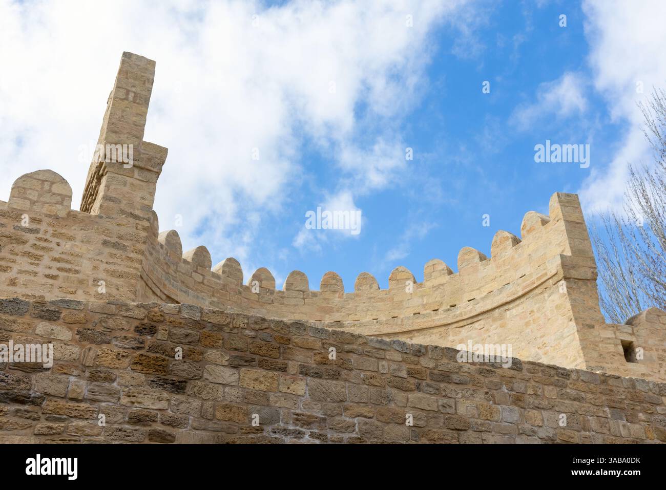 Mur de fortification en pierre historique avec des créneaux, affiché sous un ciel bleu vif avec des nuages. La forteresse de Bakou est un bâtiment médiéval à Bakou, Azer Banque D'Images