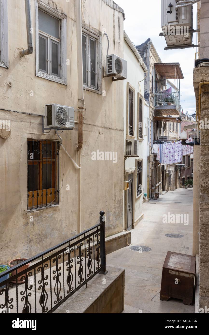 Vue sur la rue étroite photo prise dans la vieille ville ou la ville intérieure, le noyau historique de Bakou, la capitale de l'Azerbaïdjan Banque D'Images