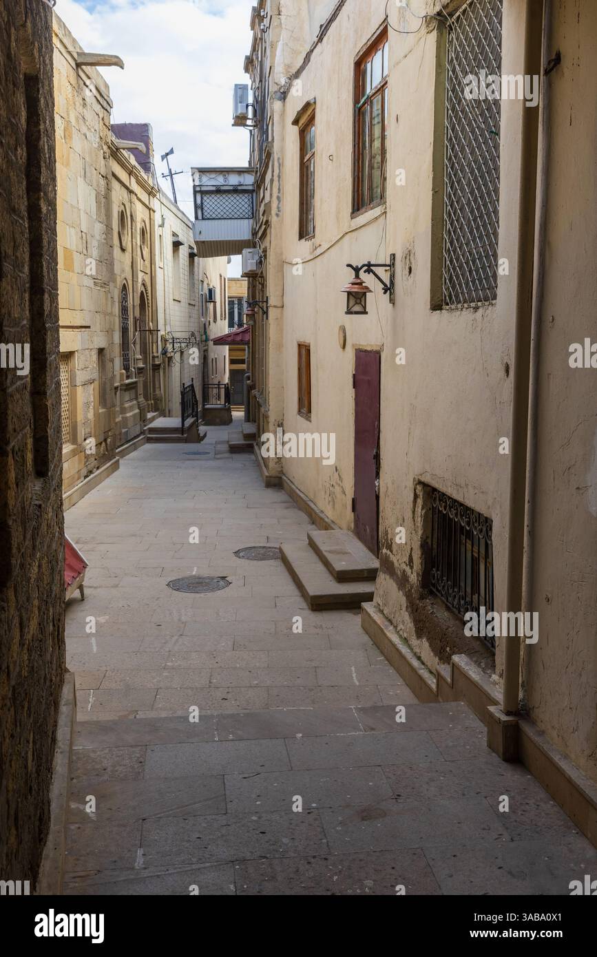 Vue sur la rue étroite, photo verticale prise dans la vieille ville ou la ville intérieure, le noyau historique de Bakou, Azerbaïdjan Banque D'Images