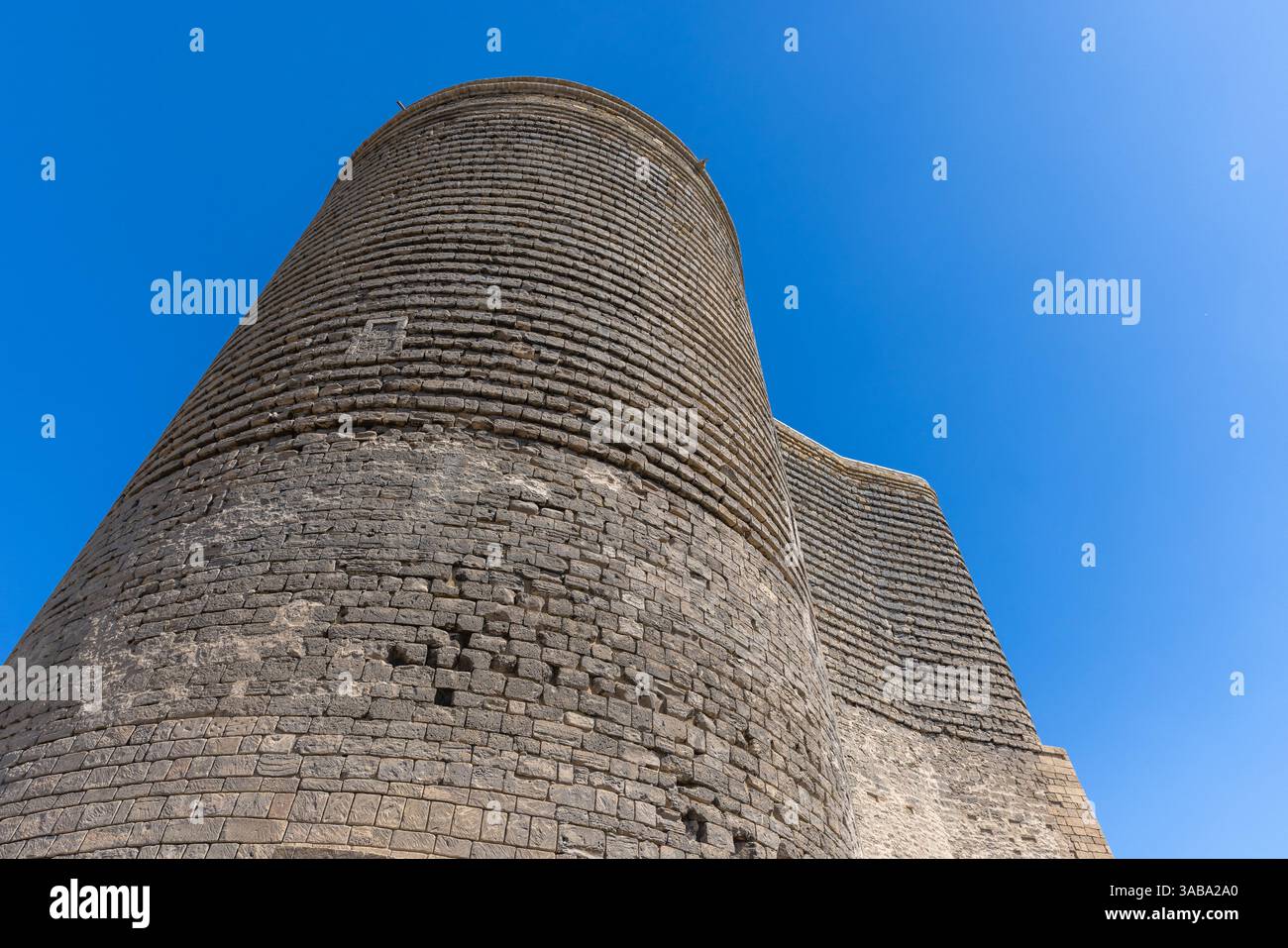 Façade de la Tour de la jeune fille est un monument du XIIe siècle dans la vieille ville, Bakou, Azerbaïdjan. L'inscription en écriture kufique sur pierre indique : Tour de Masu Banque D'Images